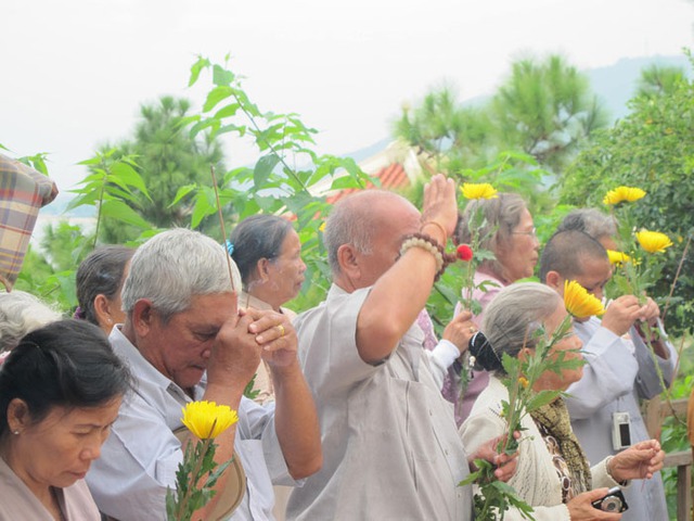 Một cụ già trang nghiêm vẫy chào vĩnh biệt Đại tướng.