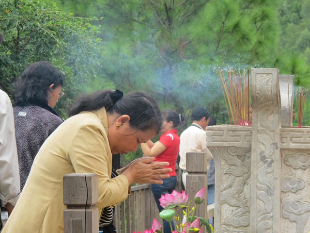 Trong 1 năm qua, đã có hơn 115 đoàn khách với hơn 1,3 triệu lượt người tới viếng mộ Đại tướng ở Vũng chùa - Đảo yến.