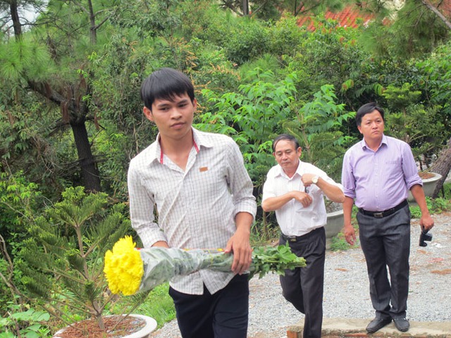 Sáng sớm 23/9, nhiều đoàn du khách từ khắp mọi nơi đã về viếng mộ Đại tướng.