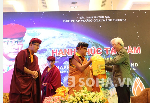 Đức Pháp vương Gyalwang Drukpa trao tặng khăn cho nhà sử học Dương Trung Quốc.