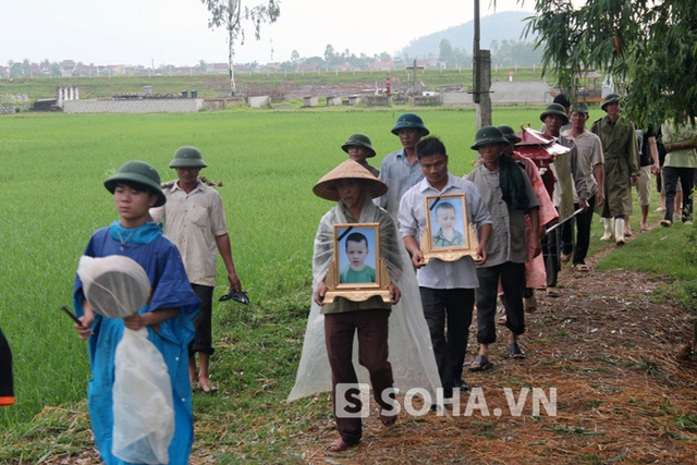 Chiều ngày 22/6 gia đình cùng chính quyền địa phương đã tiến hành làm lễ mai táng cho hai em Tấn và Phát theo phong tục địa phương.