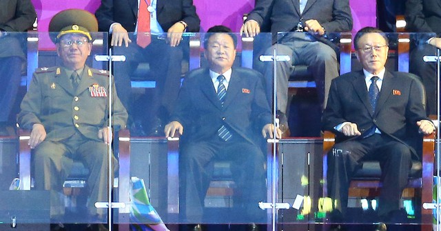 Từ trái qua: Ông Hwang Pyong-So, ông Choe Ryong-hae và ông Kim Yang-gon tham dự lễ bế mạc Đại hội thể thao Châu Á tại Incheon tối qua, 4/10.