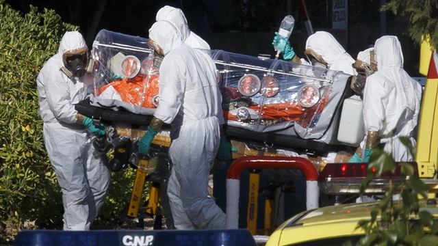 Các nhân viên y tế đưa một bệnh nhân người Tây Ban Nha bị nhiễm virus Ebola tại Liberia tới bệnh viện ở Madrid Ảnh: Reuters