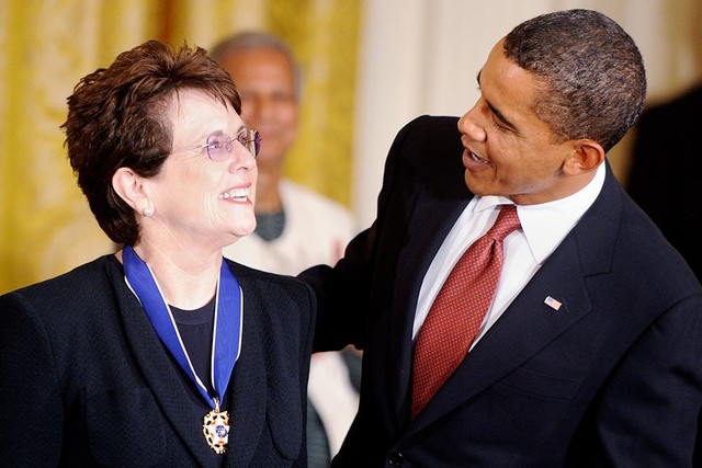 Billie Jean King (trái), huyền thoại quần vợt Mỹ và là một người đồng tính công khai, được Tổng thống Obama cử làm đại diện đoàn thể thao Mỹ tại Thế vận hội Sochi 2014. Ảnh: AP