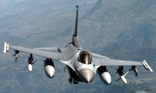 Máy bay F-16 nhìn chính diện