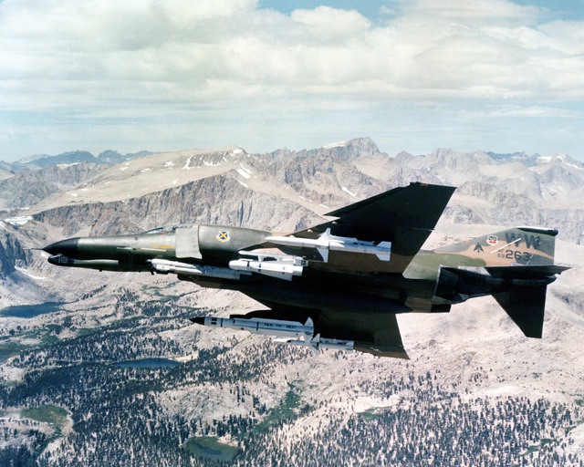 Máy bay F-4E Phantom II mang tên lửa chống radar dưới cánh