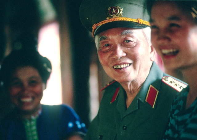 Đại tướng Võ Nguyên Giáp trong lần trở lại Điện Biên Phủ năm 1994         Ảnh: Catherine Karnow