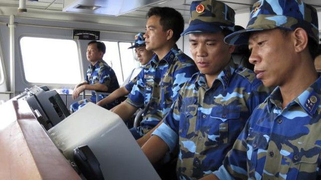 Cảnh sát biển Việt Nam trên tàu 8003 theo dõi tàu Trung Quốc trên màn hình radar. Ảnh: Martin Petty chụp ngày 15/7