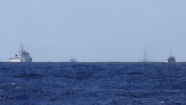 Tàu Trung Quốc bảo vệ giàn khoan trái phép giàn khoan Hải Dương 981 ngày 15/7. Ảnh: Martin Petty