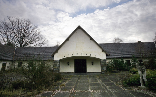 Dinh thự Haus am Bogensee là công trình duy nhất còn sót lại mang dấu ấn kiến trúc thời kỳ Phát-xít.