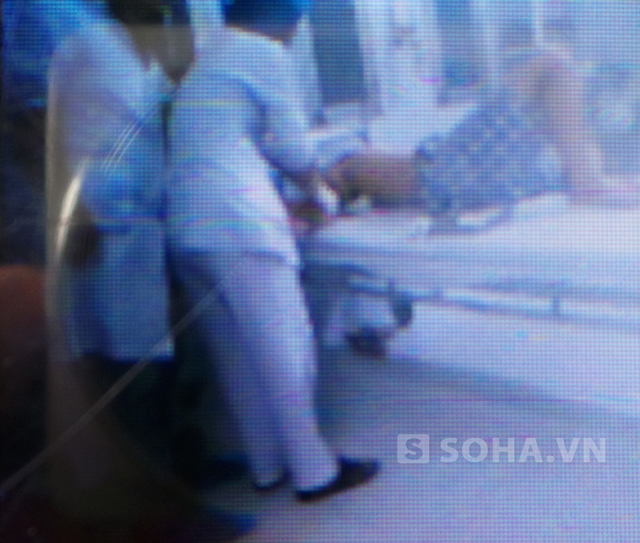 Nạn nhân N. đang được cấp cứu tại Bệnh viện Bạch Mai trong tình trạng đa chấn thương