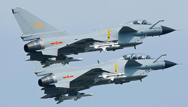 Rafale, Typhoon, Gripen, J-10 (từ trên xuống) đều đặt cánh mũi cao hơn cánh chính