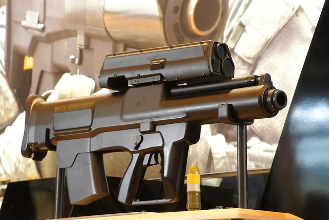 XM25 CDTE (còn được biết với cái tên Punnisher hay Individual Semiautomatic Air Burst System), là loại là loại súng phóng lựu bán tự động được phát triển với sự hợp tác của công ty vũ khí Heckler & Koch, Đức và Alliant Techsystems, Hoa Kỳ. Đây là một trong các sản phẩm của chương trình hợp tác phát triển súng trường đa chức năng XM29 OICW nhưng khẩu súng đó lại gặp vấn đề lớn với trọng lượng của mình nên đã bị tách ra thành hai loại vũ khí khác nhau gồm súng trường tấn công XM8 và súng phóng lựu XM25. Khẩu súng này được phát triển để trang bị theo kíp cá nhân, mỗi người lính trang bị XM25 sẽ được cấp phát thêm một khẩu súng ngắn hay carbine khác.