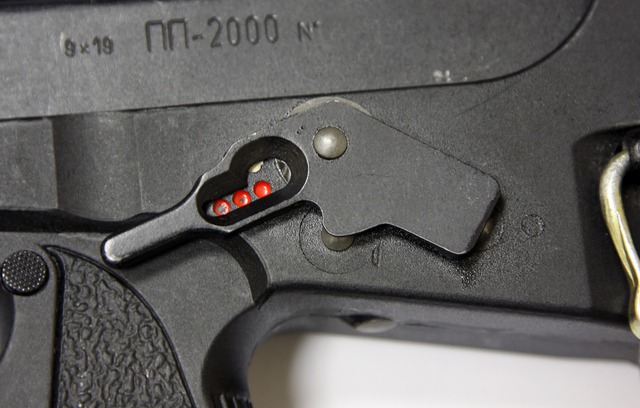 Nút chọn chế độ bắn của PP-2000.