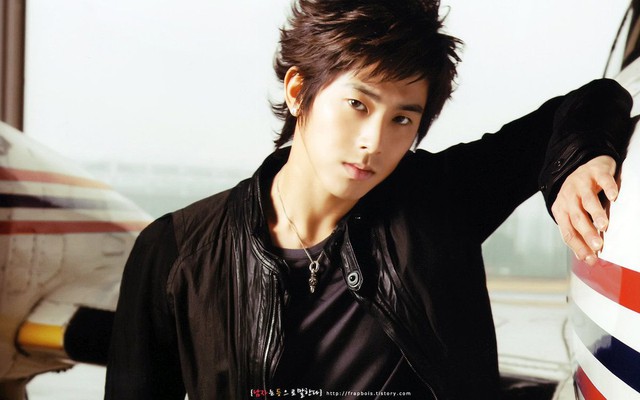 Hồi tháng 10 năm 2006, Yunho đã từng khiến người hâm mộ đứng ngồi không yên khi thông tin về việc anh bị đầu độc bởi một chai nước của anti fan được lan truyền với tốc độ “nhanh như tên bắn”. Trong quá trình quay một gameshow, một anti fan đã đóng giả làm người hâm mộ và mang tới cho anh một chai nước. Vì tin rằng đó thực sự là tình cảm mà fan muốn dành tặng cho mình, Yunho đã uống chai nước đó không một chút chần chừ, do dự. Kết quả là sau đó anh đã bị ngộ độc. Sau khi có những dấu hiệu nôn mửa, anh đã ngay lập tức được đưa tới bệnh viện Seoul để điều trị.