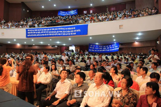 Hội trường Nhà văn hóa Thanh niên chật kín người tham gia, tất cả đều đồng tình phản đối Trung Quốc và yêu cầu nước này rút giàn khoan HD 981 về nước.