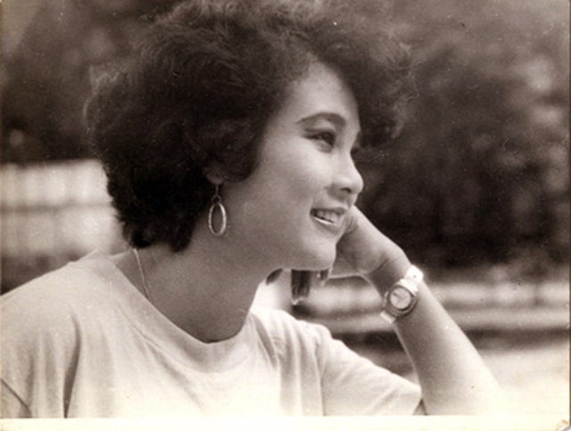 Nữ diễn viên Hồng Minh là một trong những giai nhân nức tiếng Hà Thành những năm 70, 80. Bà sinh ra trong một gia đình có 7 anh em ở phố Thụy Khuê, Hà Nội.