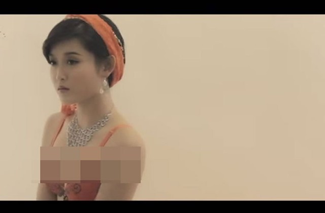 Hình ảnh Huyền My diện nội y trong hậu trường chụp ảnh quảng bá game online trước khi dành được ngôi vị Á Hậu 1.