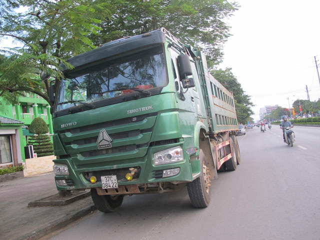 Chiếc xe hổ vồ cơi nới thành thùng đi dạo trên phố bị TTGT bắt giữ.