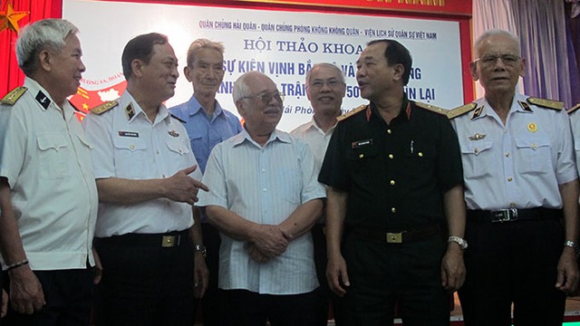Đô đốc Nguyễn Văn Hiến (thứ hai từ trái sang) trò chuyện với những người lính hải quân từng tham gia trận Maddox - Ảnh: T.Hoàng