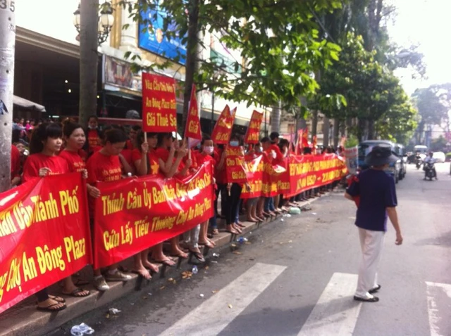 Hàng trăm tiểu thương bán hàng trong trung tâm thương mại An Đông Plaza cầm băng rôn phản đối chủ đầu tư tăng giá bất hợp lý