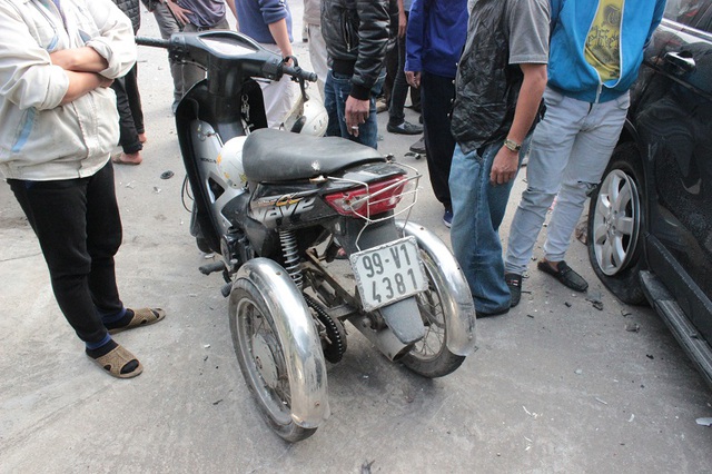 Ba người khuyết tật đi trên chiếc xe máy cũng bị thương nặng sau vụ tai nạn