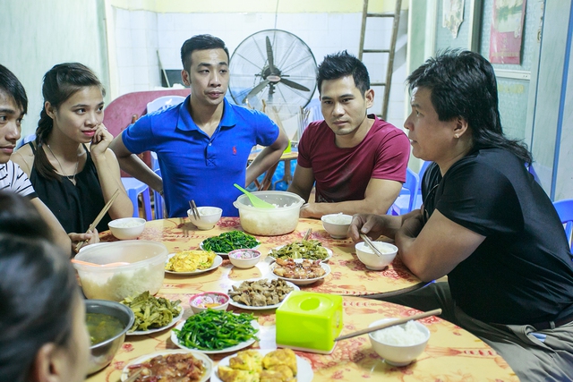 Là nghệ sĩ, cơm hàng cháo chợ là chuyện bình thường nhưng chỉ cần ở bên nhau, bữa cơm của họ cũng trở nên ấm cúng. Nghệ sĩ Tống Toàn Thắng chia sẻ, các thành viên trong đoàn anh là một gia đình. Mọi người sống với nhau rất hòa nhã, quan tâm và nhường nhịn.