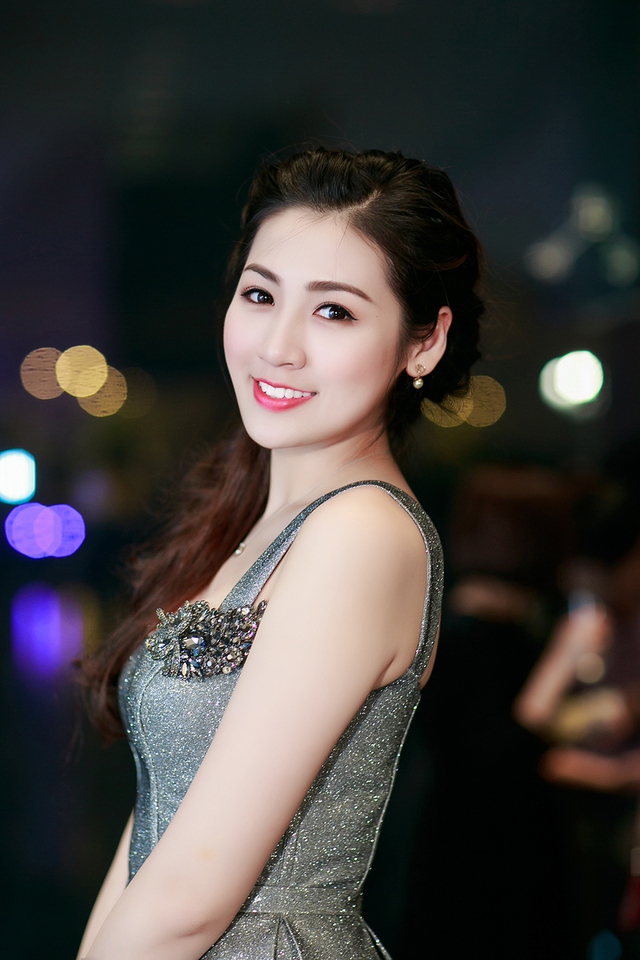 Với nhan sắc ngày càng mặn mà sau gần 2 năm đăng quang Á hậu 1 Việt Nam 2012, Tú Anh khá đắt show event, quảng cáo. 