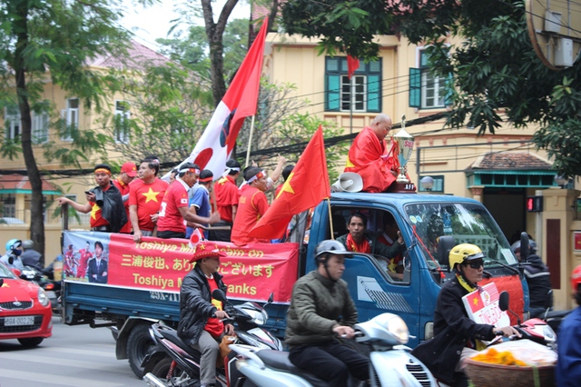 Cổ động viên tràn ngập khắp các ngả đường từ rất sớm