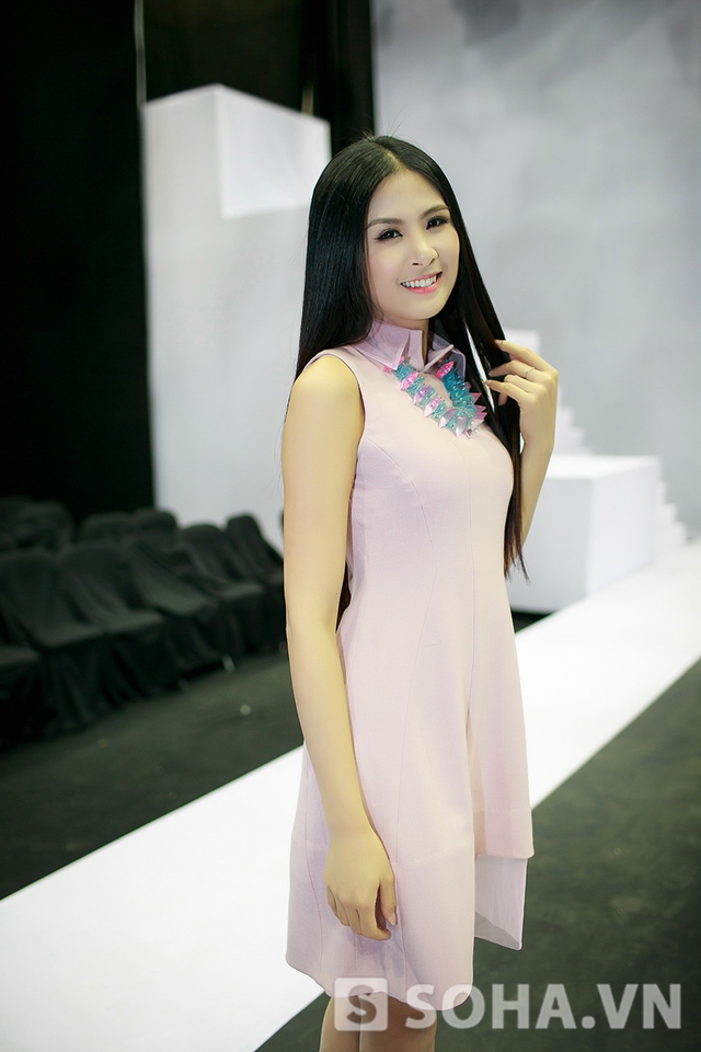 Vừa trở về từ Phú Quốc sau cuộc thi HHVN 2014, Ngọc Hân đã cho ra mắt bst thiết kế trong tuần lễ thời trang xuân hè 2015 đang diễn ra tại Hà Nội.