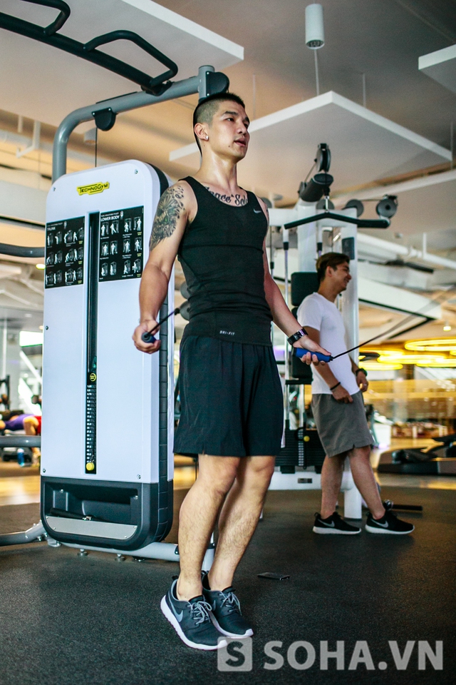 3h30 chiều, Cương Seven tới một trung tâm gym để tập luyện hình thể. Đây là thói quen anh đã duy trì được hơn hai năm nay.