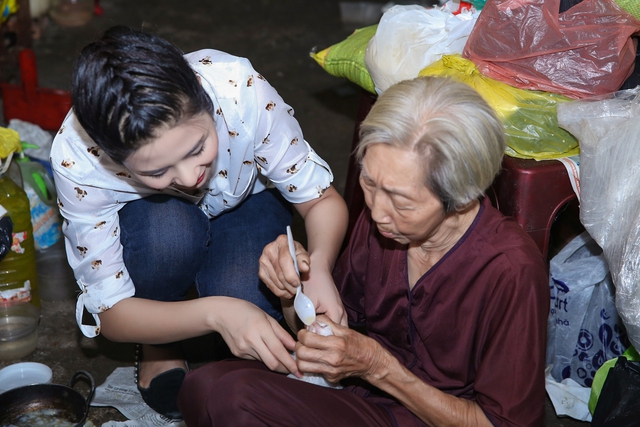 Và điều mà tôi thực sự cảm phục, đó là tấm lòng của cụ dành cho những chú chó mèo, loài vật gần gũi với con người này. Ngôi nhà toàn mèo hoang ấy, với một cụ già giàu lòng nhân hậu đã thôi thúc khiến tôi không thể bỏ qua, Cô nói thêm.