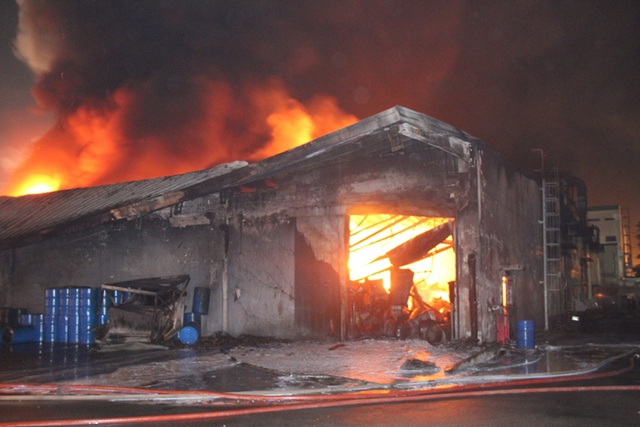 Đến 23h30 ngọn lửa cơ bản được khống chế vòng tuy nhiên bên trong nhà xưởng vẫn tiếp tục cháy