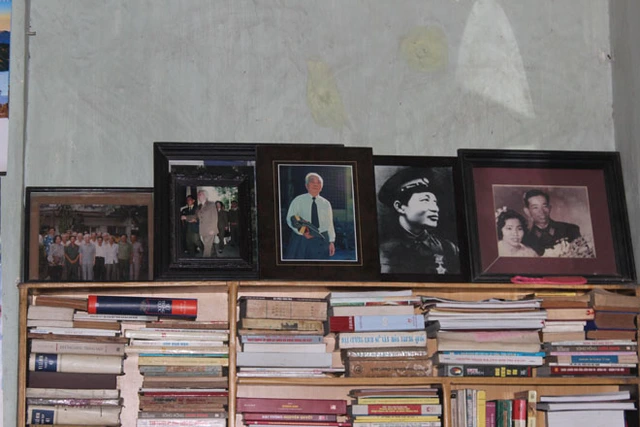 Những hình ảnh về Đại tướng được đặt trang trọng trong căn phòng nhỏ của Đại tá Giong.