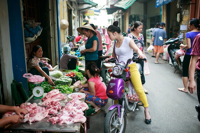 Vì lịch tập bắt đầu vào lúc 9h nên sau khi để anh Bình ở lại Liên đoàn, chị Hướng bắt đầu đi đến chợ nằm trên đường Lê Duẩn để mua thức ăn cho cả nhà.