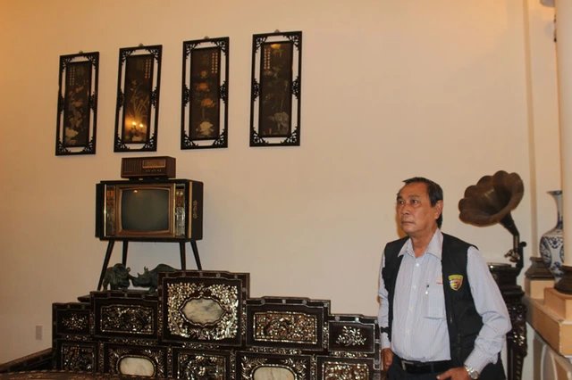 Con trai công tử Bạc Liêu - ông Trần Trinh Đức luôn vui vẻ giới thiệu cho khách du lịch đến đây về ngôi nhà cũng như thân thế của gia tộc mình.