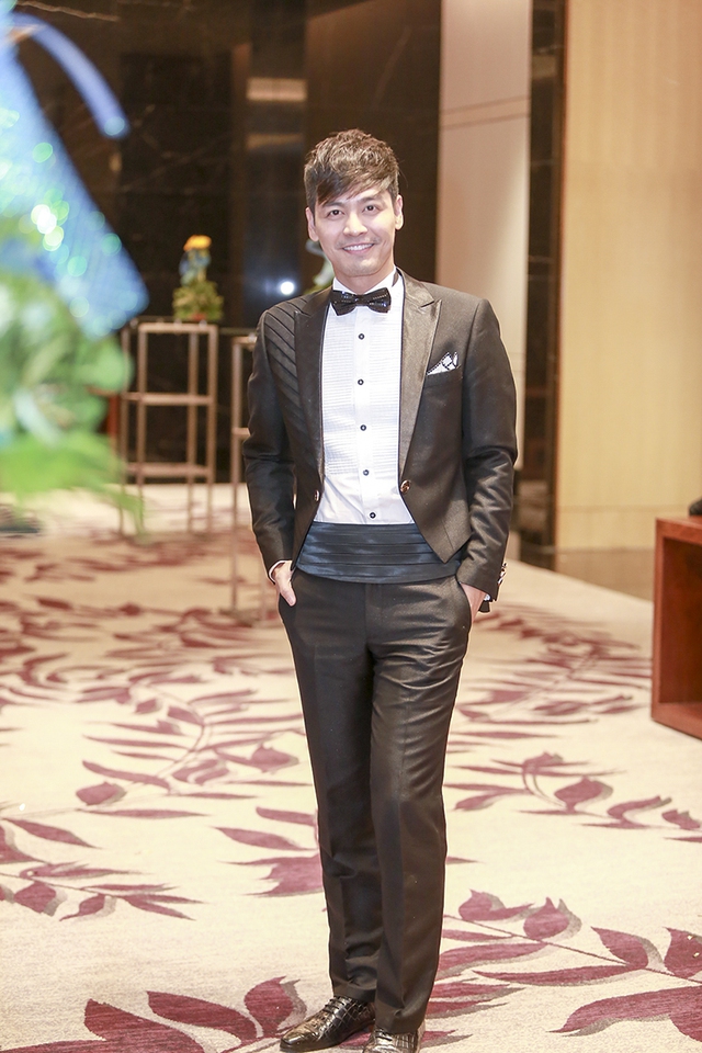 MC Phan Anh bảnh bao trong chiếc đầm vest xuất hiện với vai trò MC của sự kiện.
