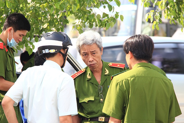 Trước tính chất nghiêm trọng của vụ việc, Thiếu tướng Phan Anh Minh-Phó Giám đốc công an TP.HCM trực tiếp xuống hiện trường chỉ đạo công tác điều tra, truy bắt hung thủ.Trước tính chất nghiêm trọng của vụ việc, Thiếu tướng Phan Anh Minh-Phó Giám đốc công an TP.HCM trực tiếp xuống hiện trường chỉ đạo công tác điều tra, truy bắt hung thủ.