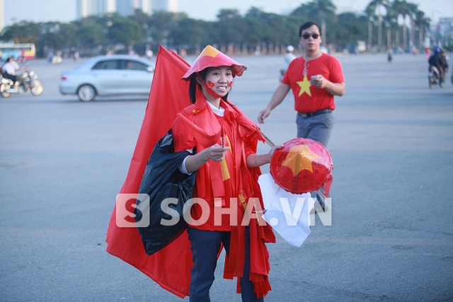 Một cô gái bán đồ cổ vũ