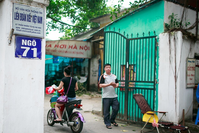 Hai mẹ con cùng quay lại Liên đoàn xiếc.