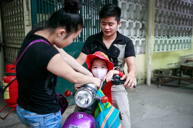 Sau đó cả nhà cùng nhau ra về khi đôi vợ chồng trẻ hoàn thành công việc.