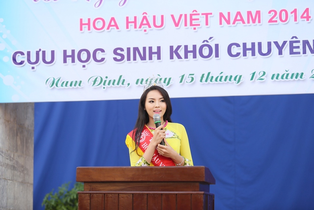 Ở đây, Kỳ Duyên đã trích một phần tiền thưởng để tặng cho các bạn học sinh có hoàn cảnh khó khăn.