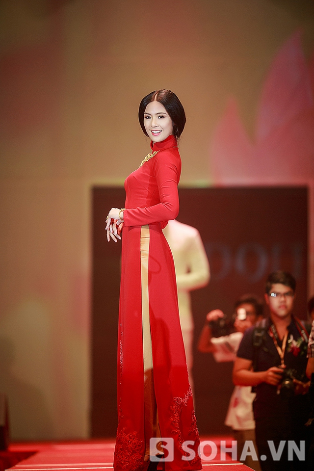 Hoàng Anh, Ngọc Hân đẹp lộng lẫy trên sàn catwalk.