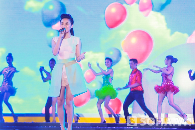 Nữ ca sĩ Văn Mai Hương xuất hiện với trang phục khá ấn tượng.