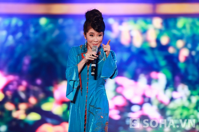 Diva Hồng Nhung xuất hiện trong bộ áo dài màu xanh cách điệu.