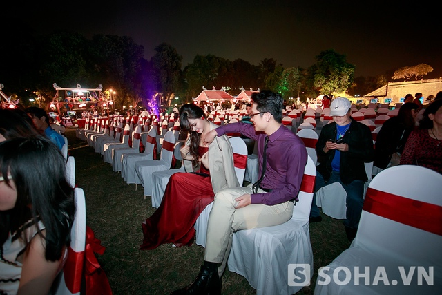 Đến Hoàng Thành, do tiệc tổ chức ngoài trời nên không khí khá lạnh, lại có gió nên Chí Nhân rất lo lắng cho vợ. Anh nhanh chóng cởi áo vest ngoài để giữ ấm cho cô.