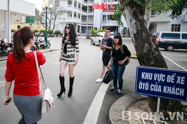 Đi cùng với chị có quản lý cùng chuyên gia trang điểm. Ở đây, nữ diễn viên xinh đẹp sẽ quay chương trình Bữa trưa vui vẻ.