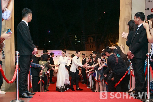 Tối hôm đó, cô đồng hành cùng nam diễn viên Kim Lý để buổi bế mạc Liên hoan phim Quốc tế Hà Nội. Vừa bước vào thảm đỏ, cả hai đã nhận được những tình cảm rất nồng nhiệt của người hâm mộ.