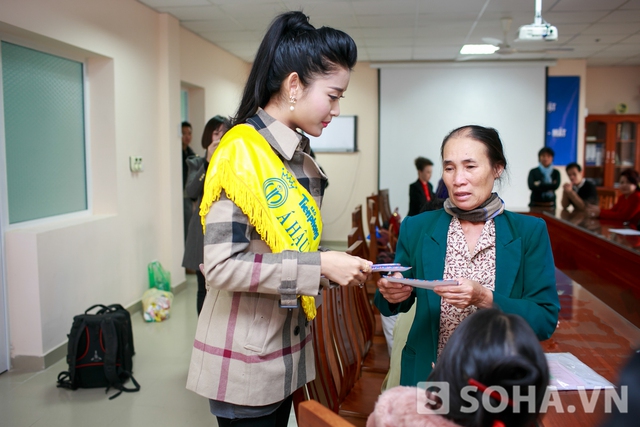 Cô tận tay trao quà cho người nhà bệnh nhân.