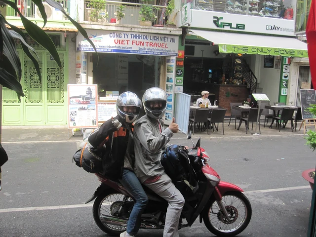 Anh Ben và chị Huyền tại TP.HCM, trạm dừng chân cuối cùng của chuyến đi xuyên Việt (ảnh do nhân vật cung cấp)